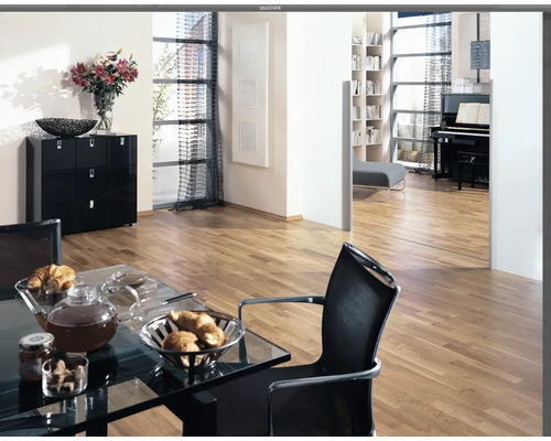 Heller Raum mit Möbeln, Esstisch mit Speisen, Kommode und Klavier im Hintergrund