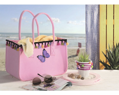 Strandszene mit rosa Strandtasche, Handtuch, Sonnenbrille und Dekoration