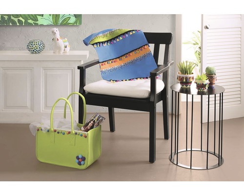 Intérieur décoratif avec chaise, coussin, sac et table d''appoint pour une ambiance d''habitation conviviale