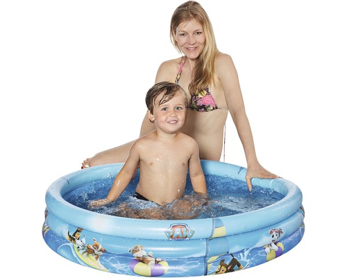 Pataugeoire gonflable avec mère et enfant dans l''eau.