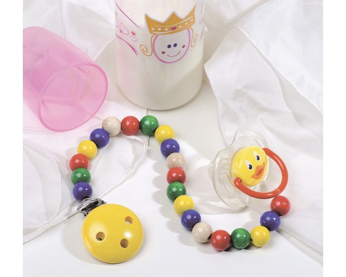 Schnuller mit Schnullerkette, Babyflasche und Trinkbecher