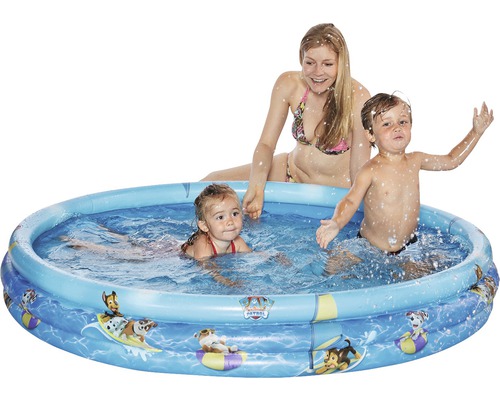 Piscine gonflable avec motifs Pat'' Patrouille, avec des enfants et une femme dans l''eau.