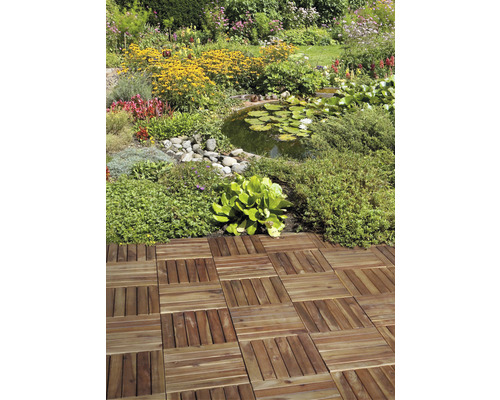 Motif de carreaux de bois posés dans un jardin avec bassin et parterres de fleurs