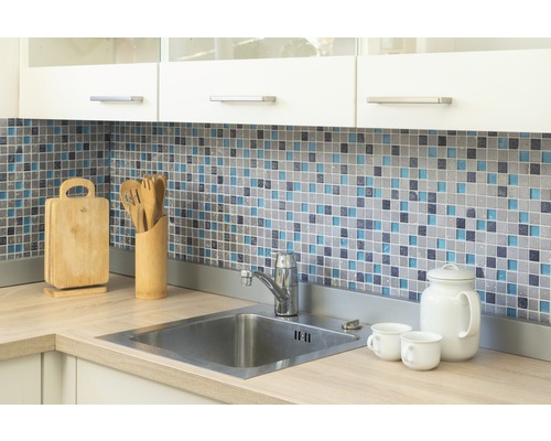 Scène de cuisine avec évier, carreaux de mosaïque et ustensiles de cuisine
