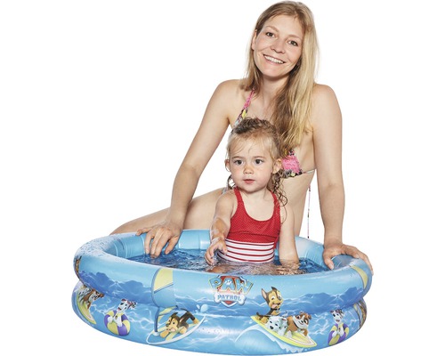 Mère et enfant dans une pataugeoire gonflable avec motif Pat'' Patrouille