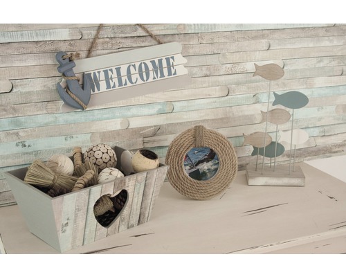 Scène décorative avec plateau en bois, objets décoratifs et accent nautique