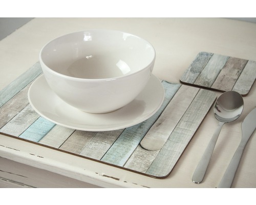 Table dressée avec assiette, bol, couverts et sets de table aspect bois