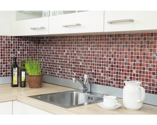 Scène de cuisine avec des carreaux de mosaïque, un évier et des ustensiles de cuisine sur le plan de travail.