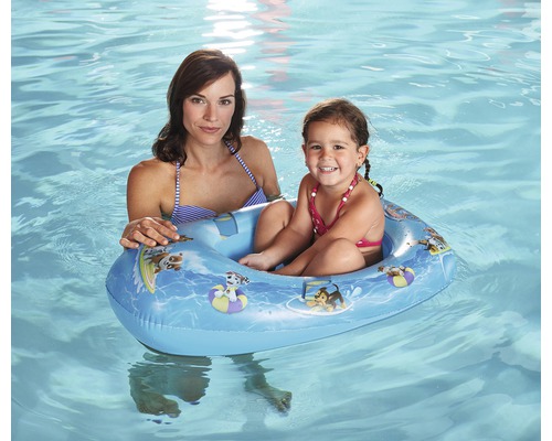 Frau und Kind im Schwimmbecken mit aufblasbarem Schwimmboot