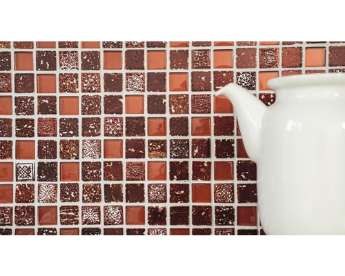 Mosaïque avec éléments carrés et théière blanche