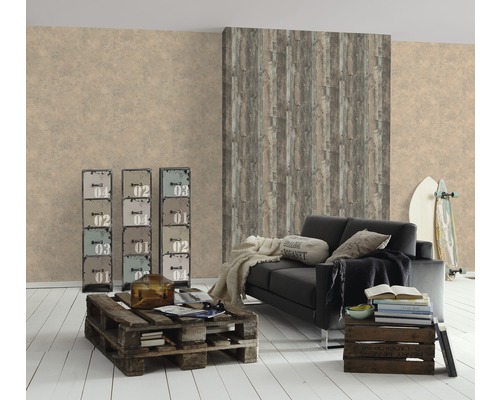 Wohnzimmer mit Sofa, Holztisch, Regal und zwei Surfbrettern