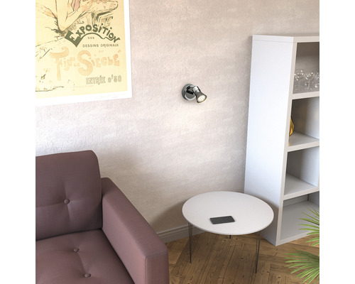 Salon avec fauteuil, table, étagère et applique murale