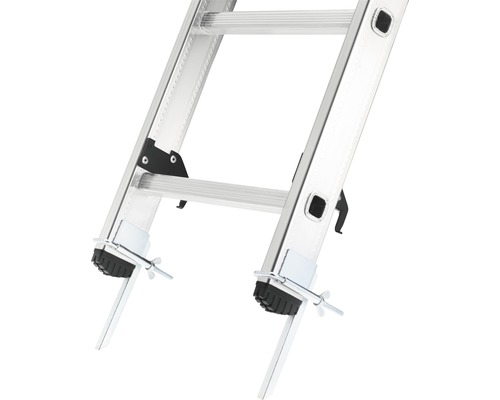 Detailansicht einer Aluminiumleiter mit Standfußverlängerung für unebene Flächen