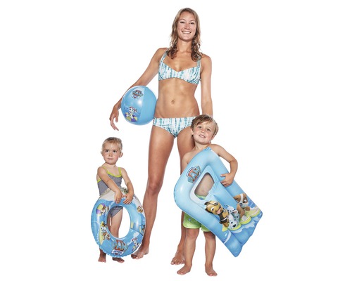 Femme avec enfants, bouée, matelas pneumatique et ballon avec motif Pat'' Patrouille.