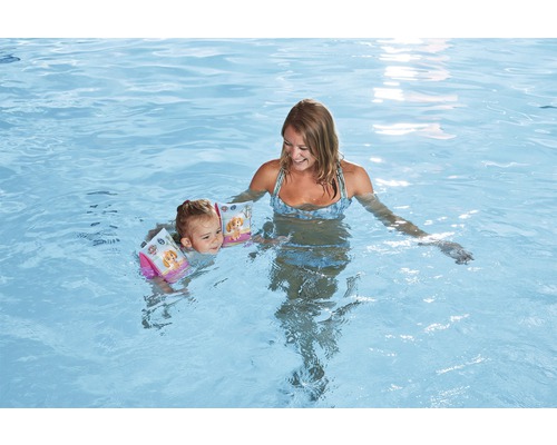 Mère et enfant dans la piscine avec des brassards