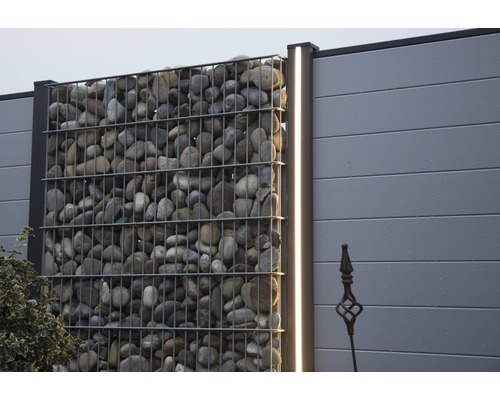 Gabionenzaun mit Steinen und integrierter Beleuchtung