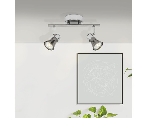 Zwei LED-Spots an einer Deckenleuchte im Zimmer