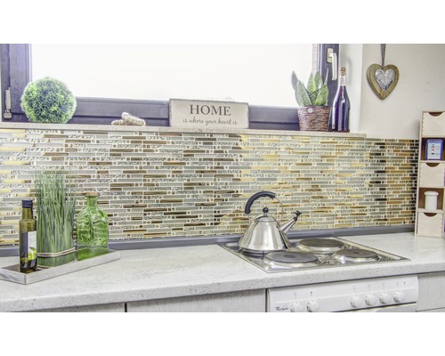 Scène de cuisine avec mosaïque, cuisinière et éléments décoratifs