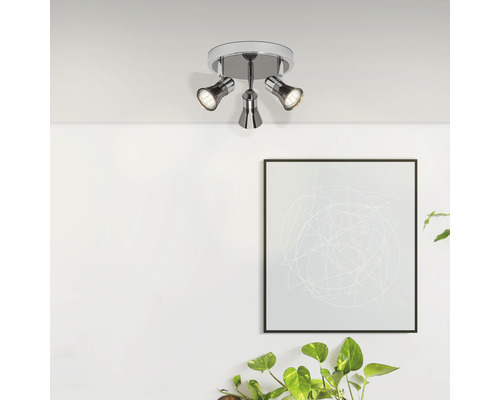 Deckenleuchte mit drei Strahlern im Wohnraum