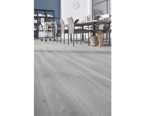 Heller Laminatboden in einem Büro mit Besprechungstisch und Büromöbeln