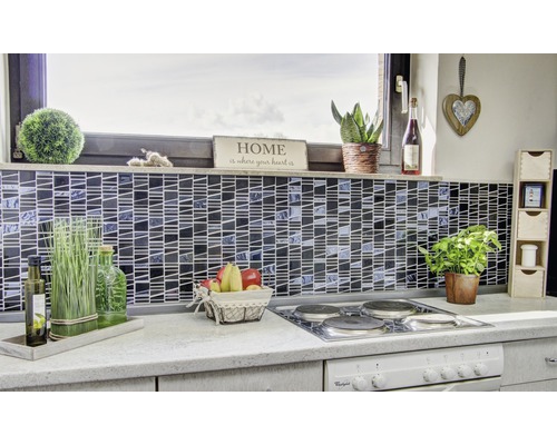 Scène de cuisine avec carreaux de mosaïque, décoration et plaque de cuisson