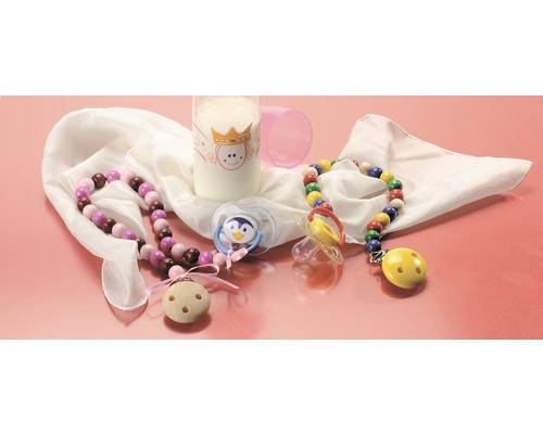 Nature morte avec biberon, sucettes et attaches pour sucettes