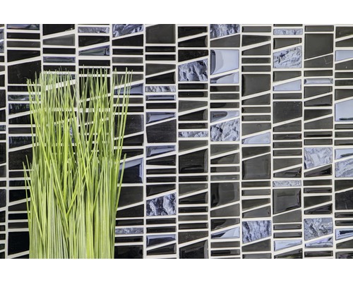 Mosaïque en noir et gris avec une décoration verte.
