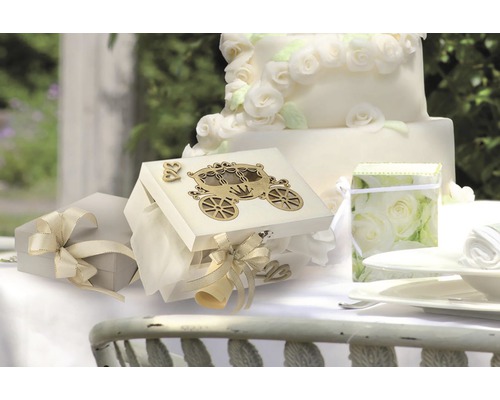 Dekorierte Hochzeitstafel mit Geschenken und einer Hochzeitstorte.