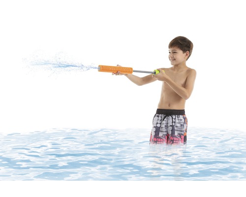 Junge schießt mit einer Wasserpistole im Wasser