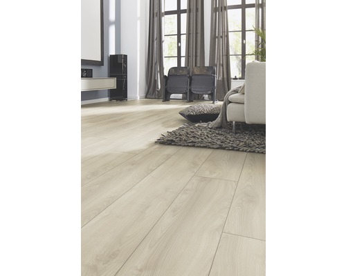 Wohnzimmer mit hellem Laminatboden, Sofa, Teppich und Fenstern