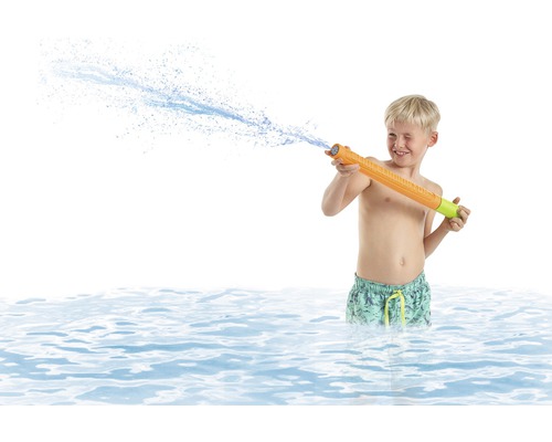 Junge mit Wasserspritzpistole im Wasser