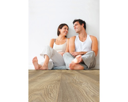 Helles Laminat im Wohnraum mit Paar