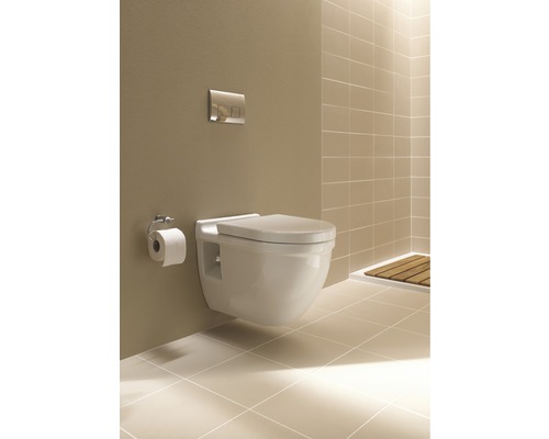 Wandhängendes WC mit Betätigungsplatte in einem Badezimmer mit Fliesen