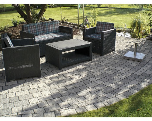 Ensemble de meubles de jardin sur terrasse en pierre avec pelouse
