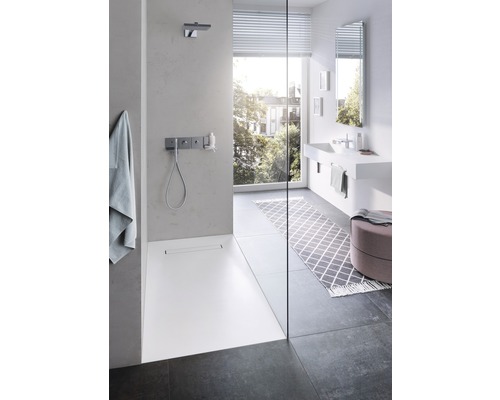 Modernes Badezimmer mit ebenerdiger Dusche, Waschbecken und Fenster
