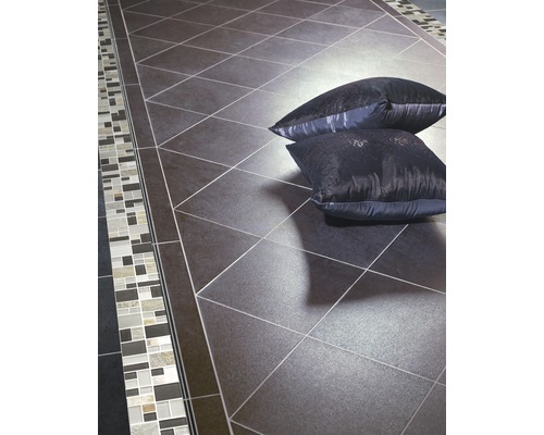 Badezimmerboden mit quadratischen, dunklen Fliesen und Mosaikfliesenbordüre