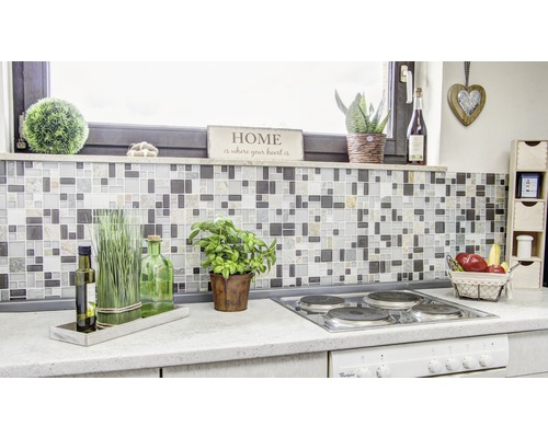 Küchenszene mit Mosaikfliesenwand, Kochfeld und dekorativen Elementen