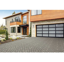 Maison moderne avec pavés et garage