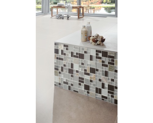 Detailansicht eines Badezimmers mit Mosaikfliesen