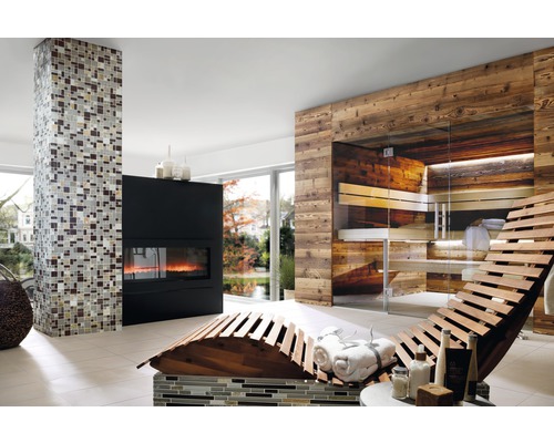 Heller Raum mit Sauna, Kamin, Liege und Mosaiksäule