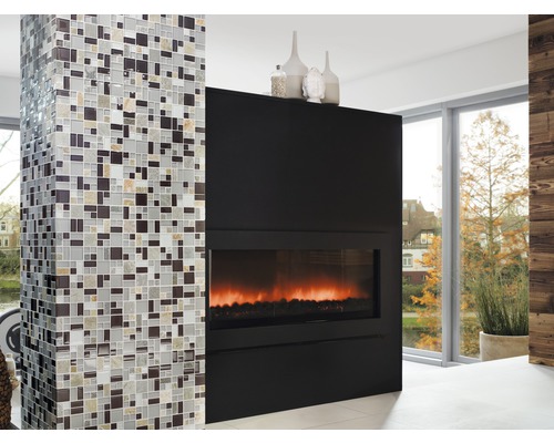 Modernes Wohnzimmer mit Mosaikfliesen-Säule und elektrischem Kamin