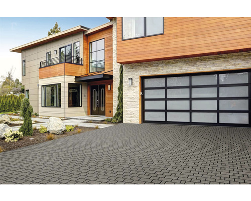 Maison moderne avec allée pavée et garage