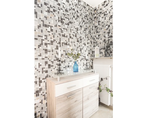 Szene mit Mosaikwand, Kommode, Vase und Dekorationsgegenständen