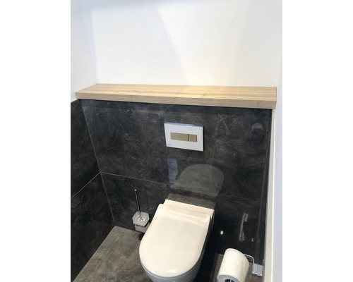 Modernes Badezimmer mit Toilette, Spülkasten und Ablagefläche