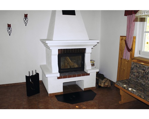 Wohnzimmer mit Kamin, Kaminbesteck und Holzbank