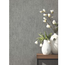 Dekorative graue Tapete mit zwei Vasen und Blumenarrangement auf einem Regal