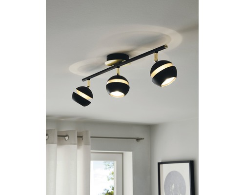 Deckenleuchte mit drei Strahlern im Wohnraum