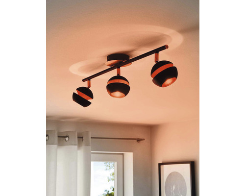 Deckenleuchte mit drei Strahlern im Wohnzimmer