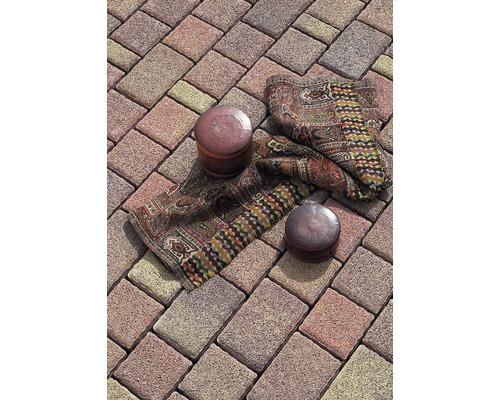 Verbundpflastersteine mit Muster und zwei Dosen