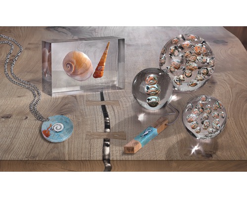 Dekorative Glasobjekte, Schmuckstücke mit Meerestieren auf einem Tisch